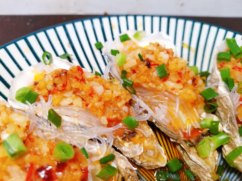 Garlic Vermicelli Steamed Oysters