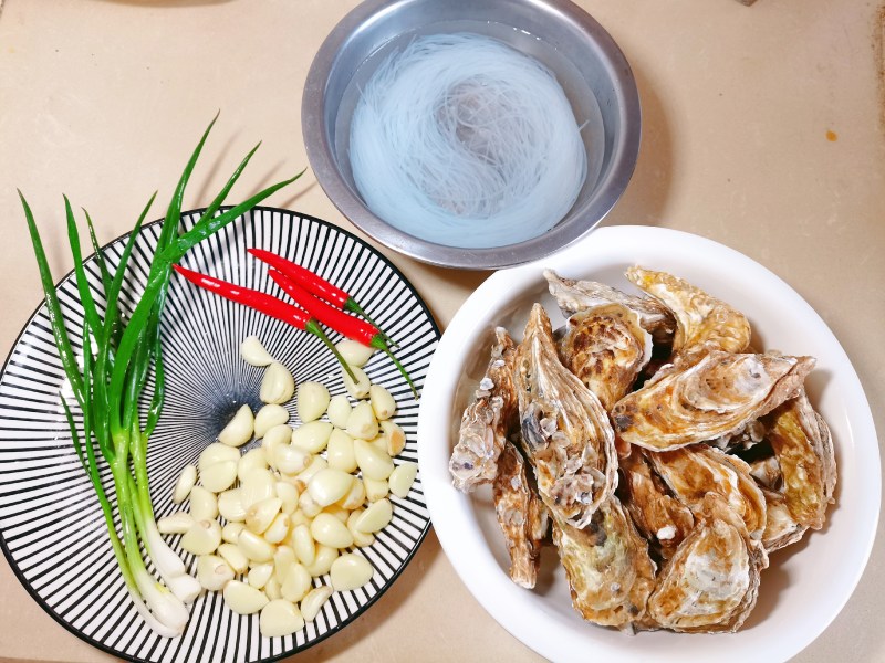 Steps for Cooking Garlic Vermicelli Steamed Oysters