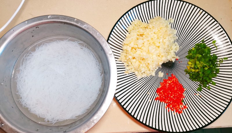 Steps for Cooking Garlic Vermicelli Steamed Oysters