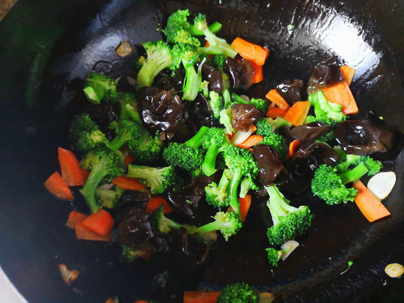 Steps for Cooking Broccoli and Beef Sausage Stir Fry