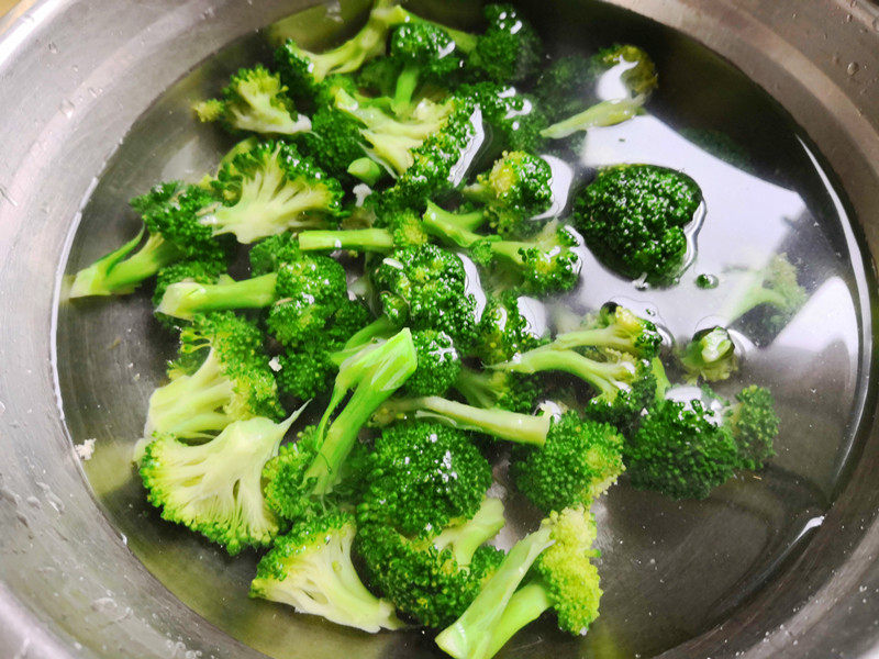 Steps for Cooking Broccoli and Beef Sausage Stir Fry