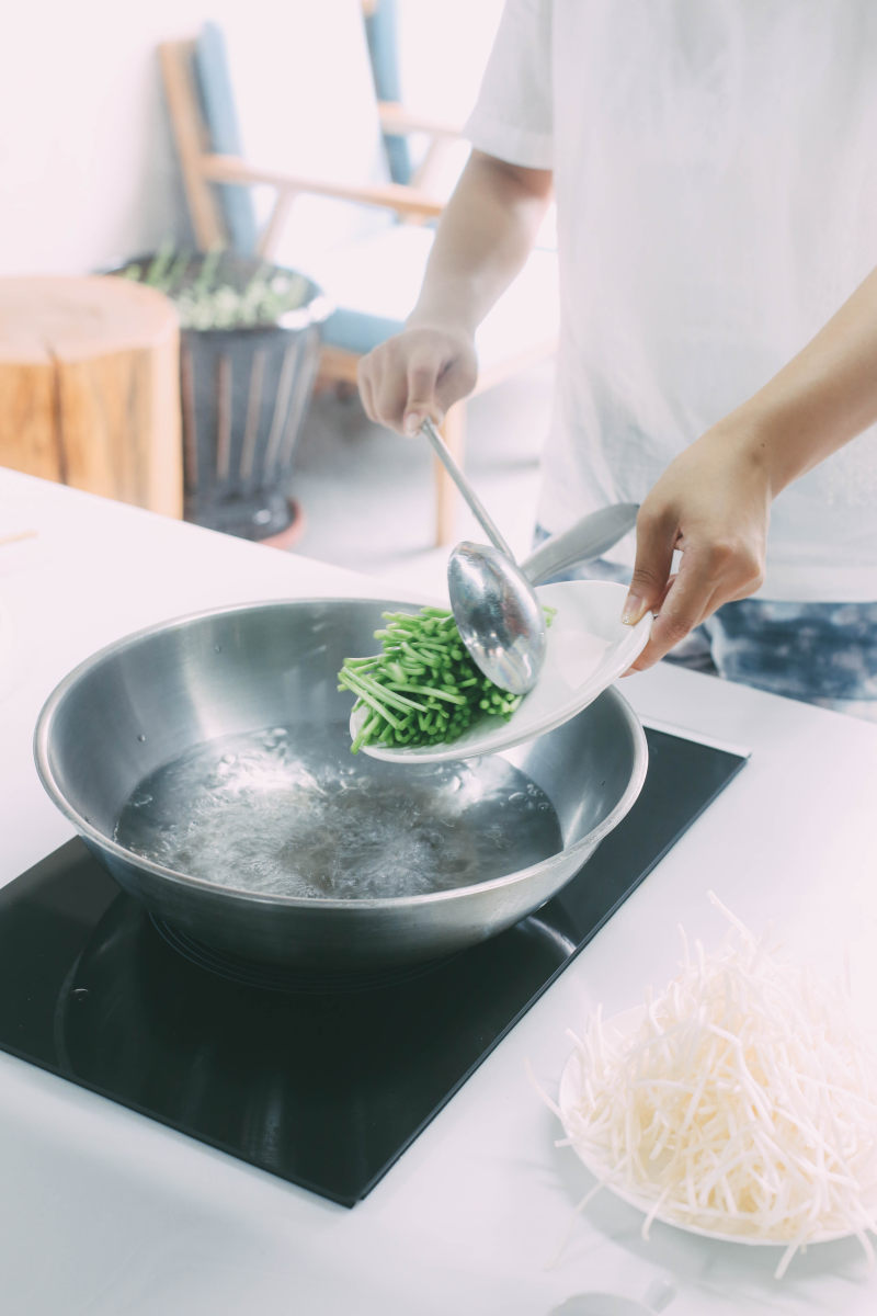 Steps for Cooking Jade Silver Sprout Stir-Fried Sea Cucumber