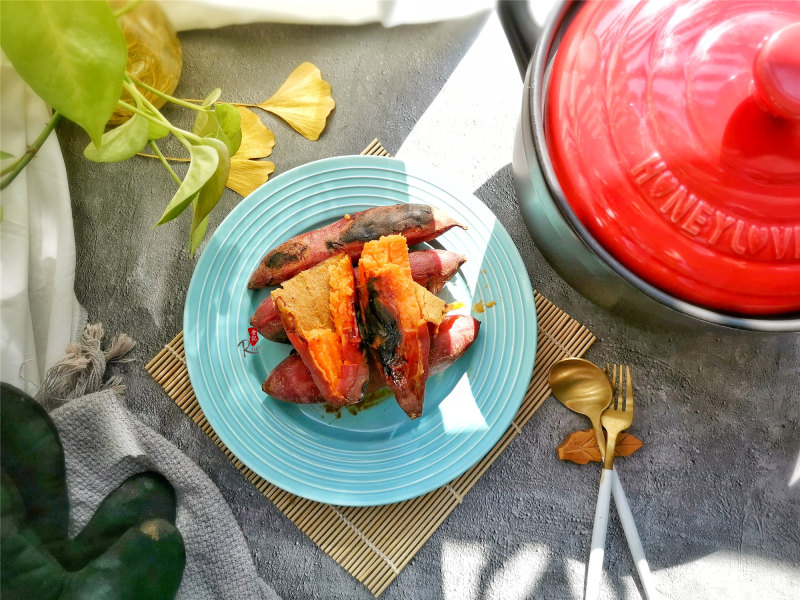 Baked Sweet Potatoes in a Clay Pot