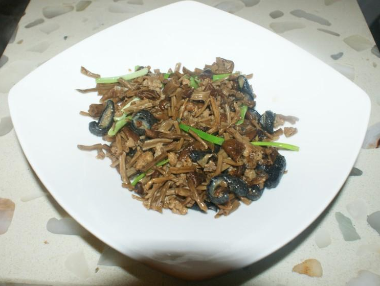 Stir-Fried Tea Tree Mushroom with Minced Pork and Sea Cucumber