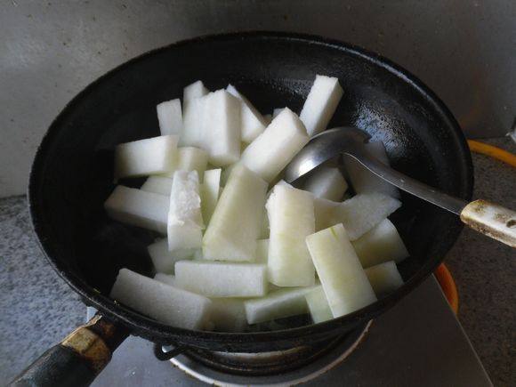 Steps for Cooking Thai Spicy Sauce Braised Winter Melon