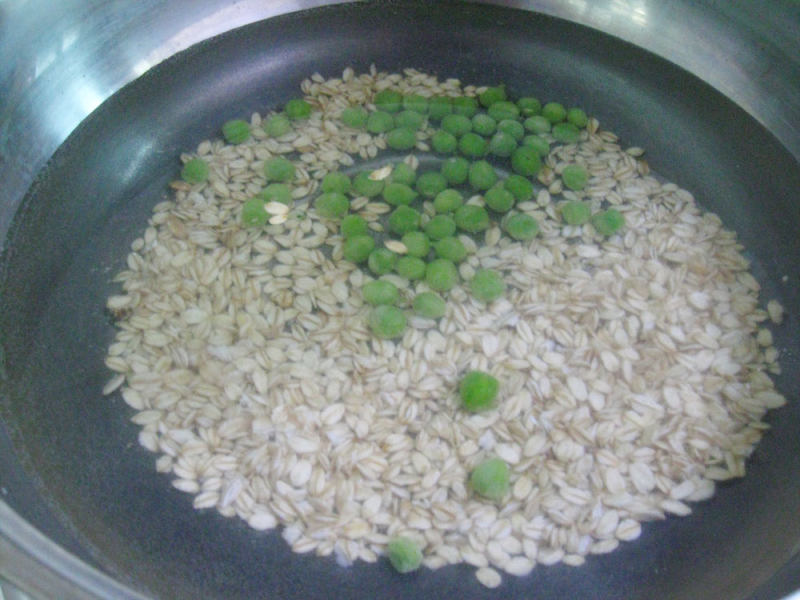 Steps for Cooking Pea and Oatmeal Porridge