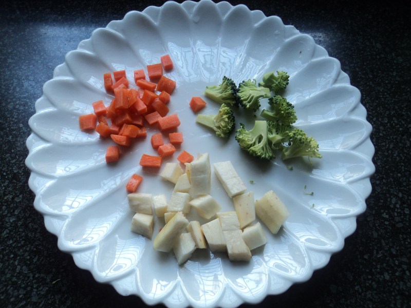 Detailed Steps for Cooking Strengthen Your Kidneys, Bones, Lungs, and Stomach with Broccoli and Yam Porridge