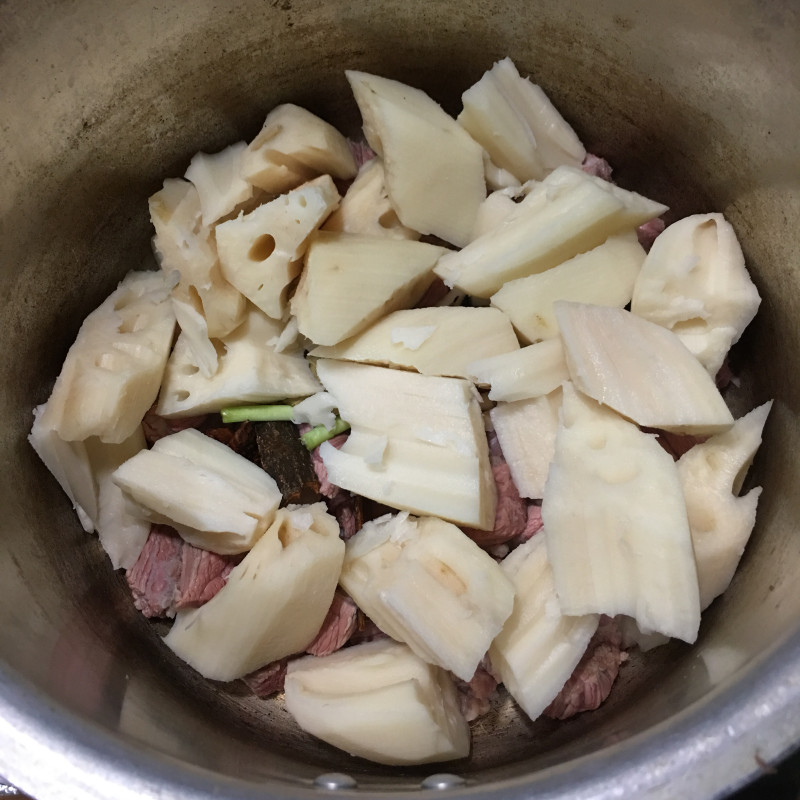 Steps for Cooking Lotus Root in Soy Sauce