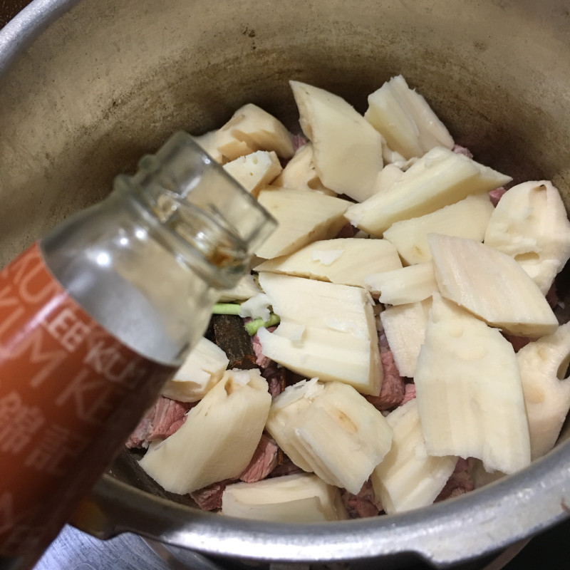 Steps for Cooking Lotus Root in Soy Sauce