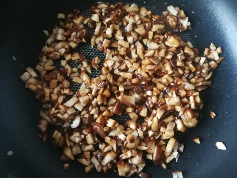 Steps for Cooking Carrot Mushroom Pork Dumplings