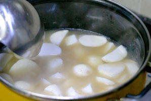 Steps for Making Chicken Broth Braised Taro