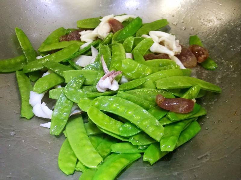 Steps to Make Squid Stir-Fried Snow Peas