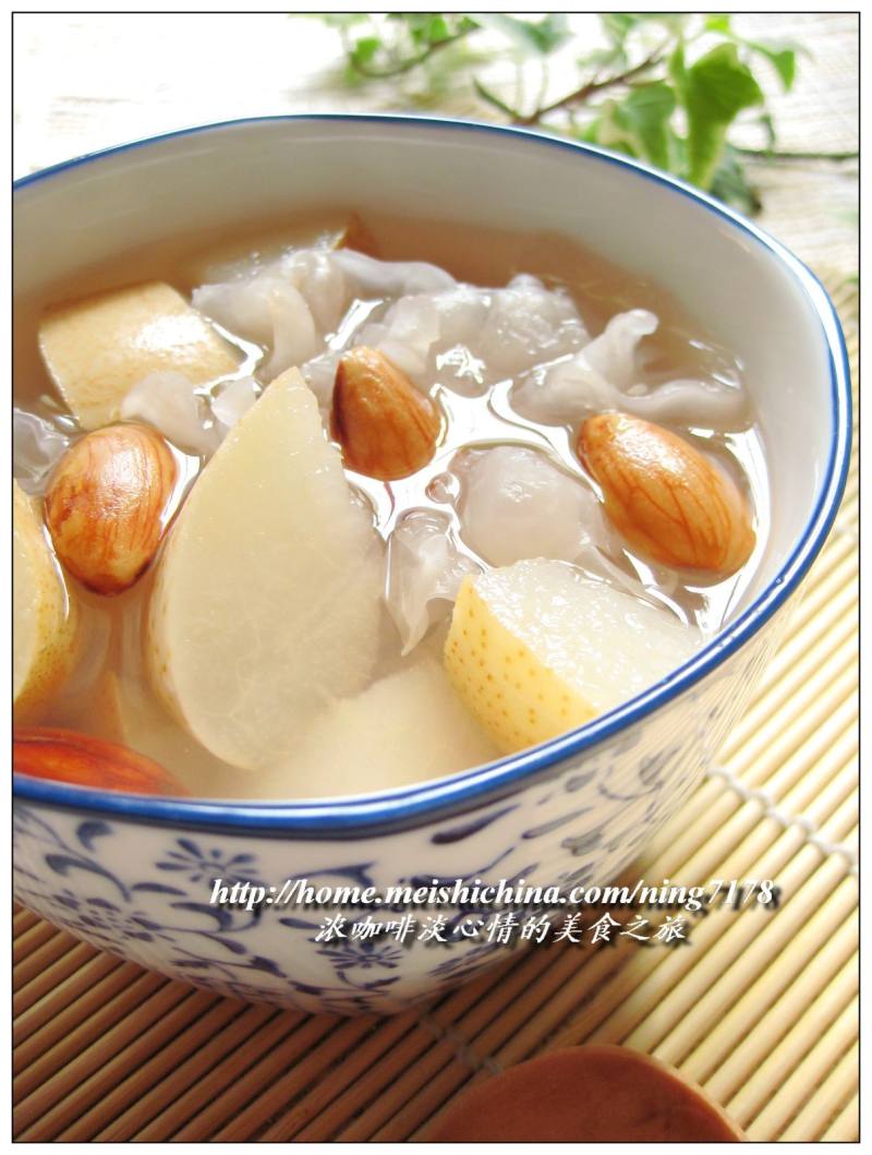 Cooling and Phlegm-Removing, Nourishing Yin and Moistening Lungs—Pear, Almond and Tremella Stew