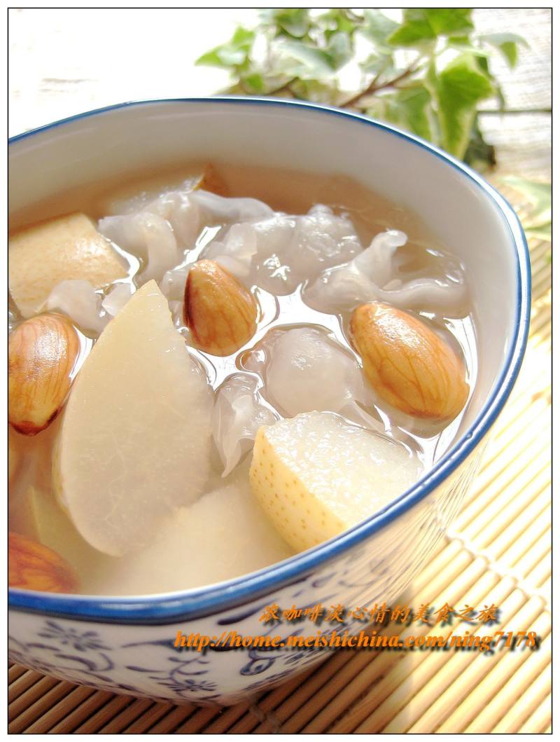 Cooling and Phlegm-Removing, Nourishing Yin and Moistening Lungs—Pear, Almond and Tremella Stew