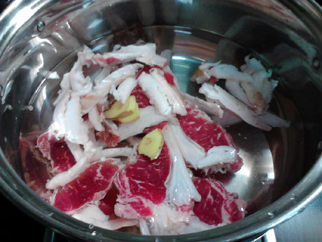 Step-by-Step Instructions for Lotus Root, Sugarcane, Lamb, and Pork Rib Soup