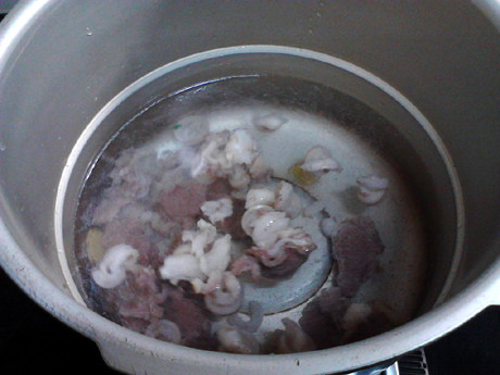 Step-by-Step Instructions for Lotus Root, Sugarcane, Lamb, and Pork Rib Soup