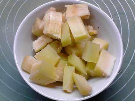 Step-by-Step Instructions for Lotus Root, Sugarcane, Lamb, and Pork Rib Soup