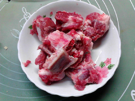 Step-by-Step Instructions for Lotus Root, Sugarcane, Lamb, and Pork Rib Soup