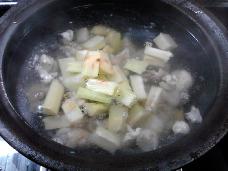 Step-by-Step Instructions for Lotus Root, Sugarcane, Lamb, and Pork Rib Soup