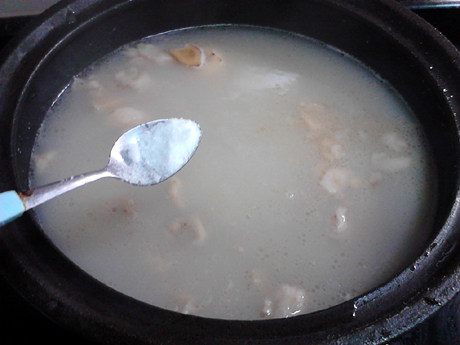 Step-by-Step Instructions for Lotus Root, Sugarcane, Lamb, and Pork Rib Soup