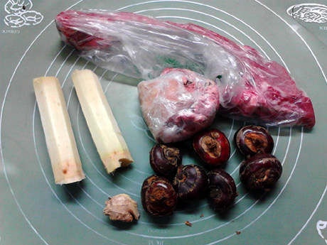 Step-by-Step Instructions for Lotus Root, Sugarcane, Lamb, and Pork Rib Soup