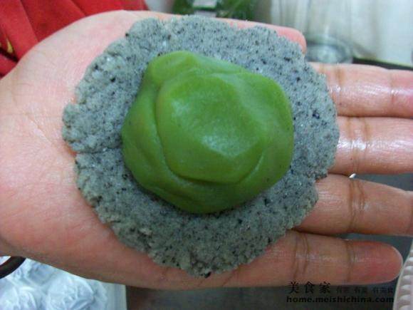 Step-by-Step Cooking Instructions for Black and White Sesame Ice Skin Mooncakes