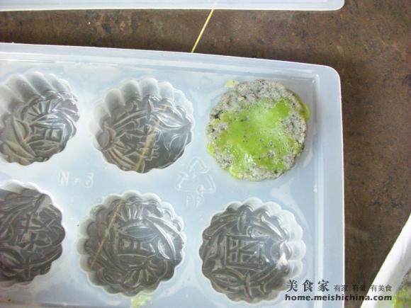 Step-by-Step Cooking Instructions for Black and White Sesame Ice Skin Mooncakes