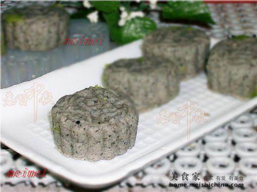 Get Ready for Mid-Autumn Festival with Black and White Sesame Ice Skin Mooncakes