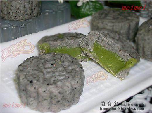 Get Ready for Mid-Autumn Festival with Black and White Sesame Ice Skin Mooncakes