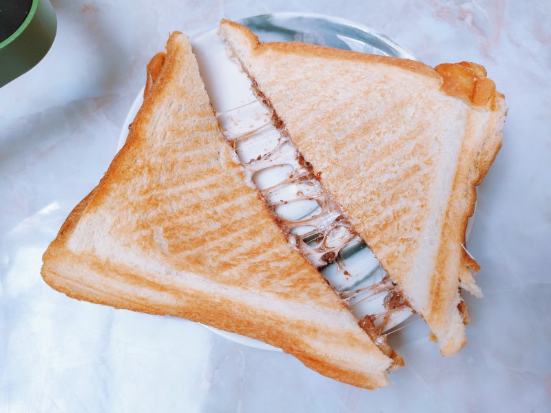 Steps for Making Chocolate Sauce Marshmallow Toast