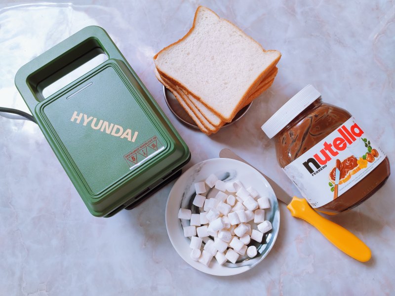 Steps for Making Chocolate Sauce Marshmallow Toast