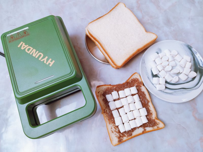 Steps for Making Chocolate Sauce Marshmallow Toast