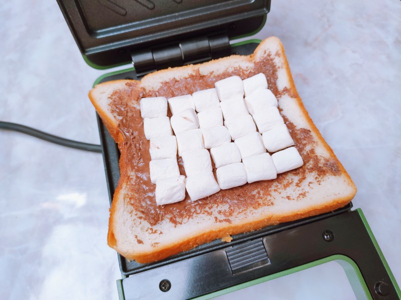 Steps for Making Chocolate Sauce Marshmallow Toast