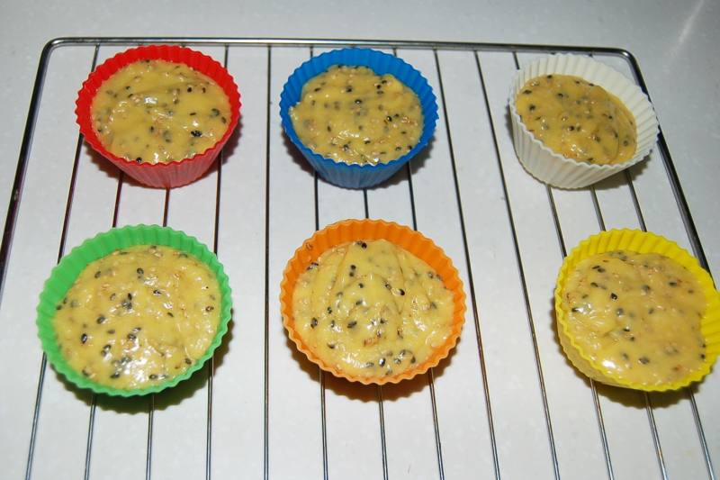 Steps to Make Sesame Mini Cakes