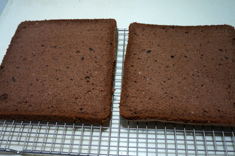 Steps for Making Cocoa Cream Nut Cake