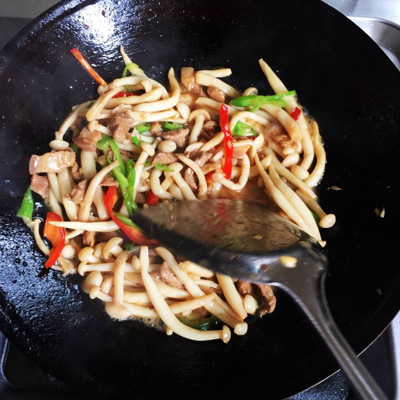 Steps for Stir-fried Pork with White Jade Mushroom