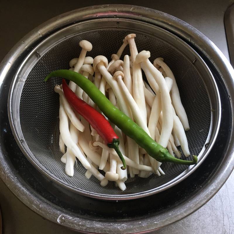 Steps for Stir-fried Pork with White Jade Mushroom