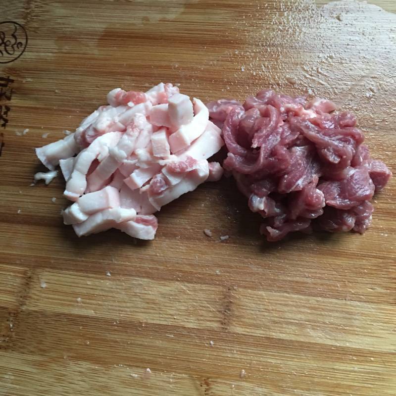 Steps for Stir-fried Pork with White Jade Mushroom