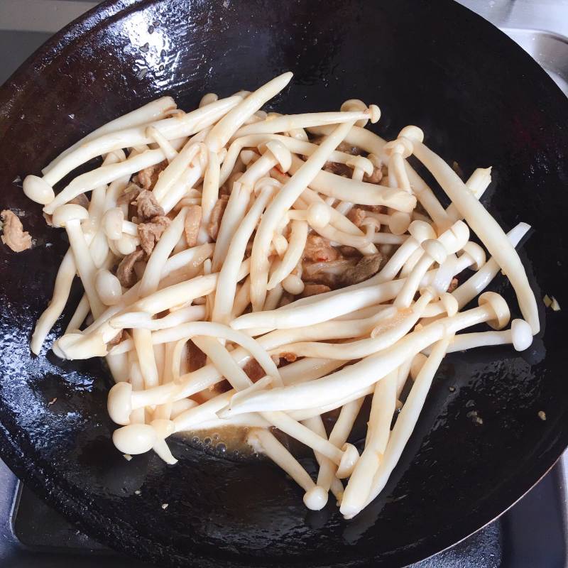 Steps for Stir-fried Pork with White Jade Mushroom