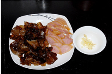 Steps for Making Hot Dog and Black Fungus Stir-Fried Canola