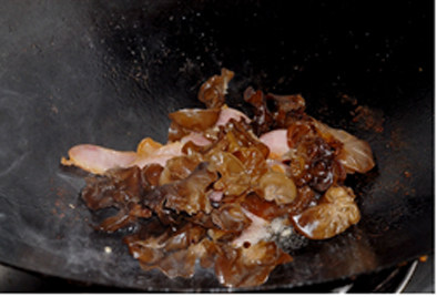 Steps for Making Hot Dog and Black Fungus Stir-Fried Canola