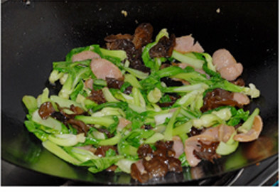 Steps for Making Hot Dog and Black Fungus Stir-Fried Canola