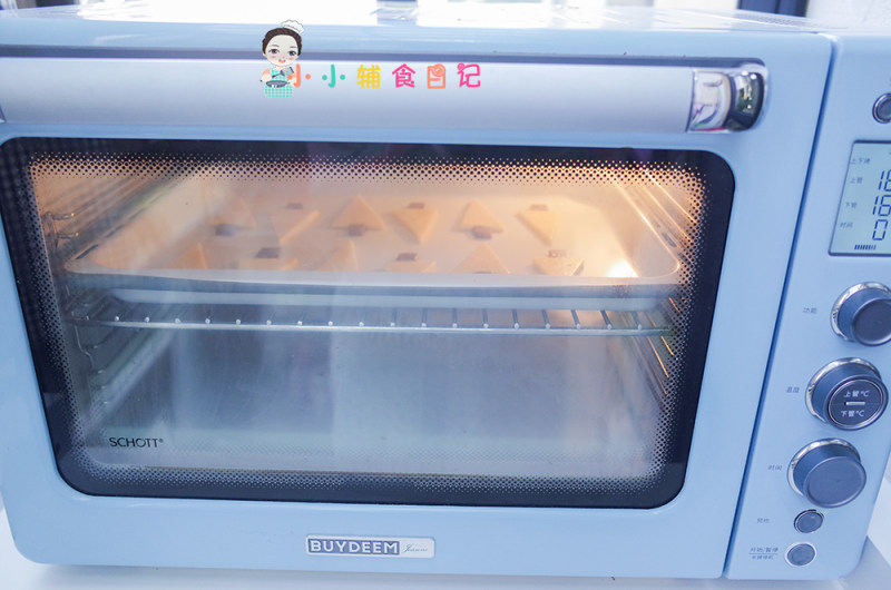 Step-by-Step Instructions for Making Christmas Tree Cookies for Ages 36 Months and Up