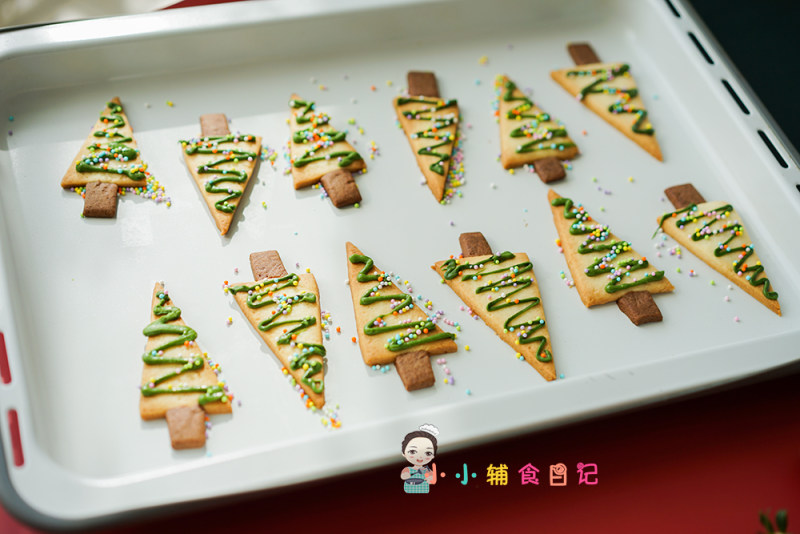 Step-by-Step Instructions for Making Christmas Tree Cookies for Ages 36 Months and Up