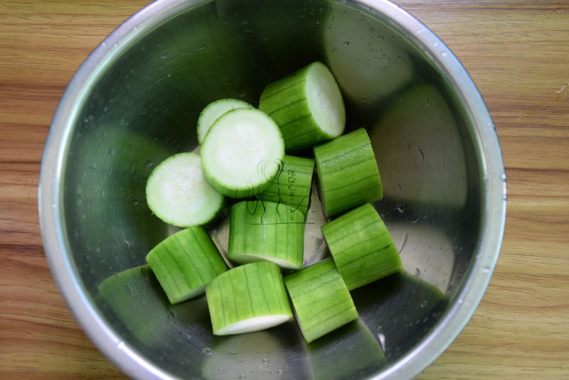 Steps to Make Steamed Loofah with Garlic and Dried Scallop