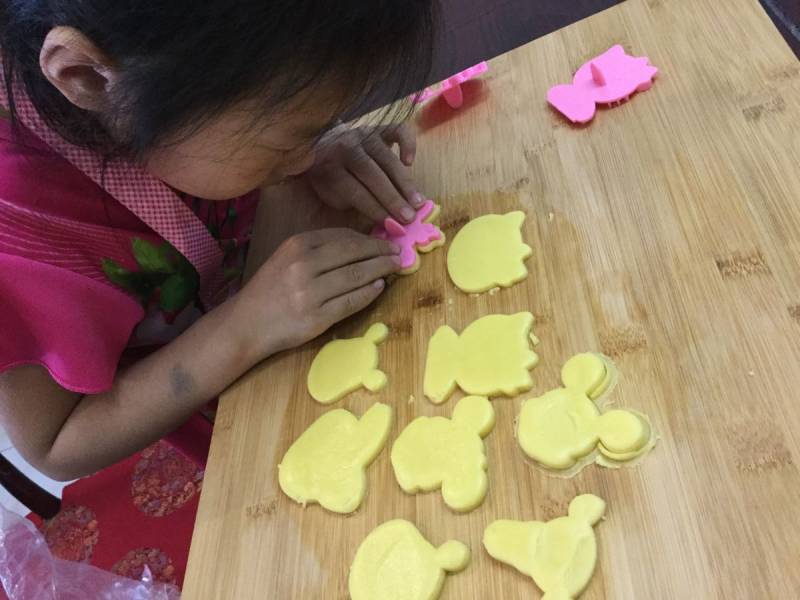 Steps for Making Cartoon Cookies