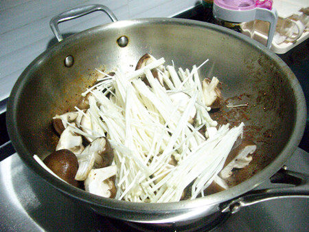 Steps for cooking Braised Pork Ribs with Assorted Mushrooms