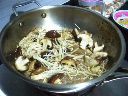 Steps for cooking Braised Pork Ribs with Assorted Mushrooms