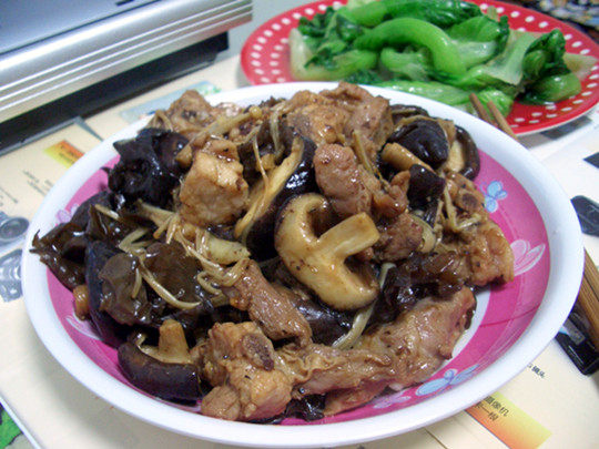 Braised Pork Ribs with Assorted Mushrooms