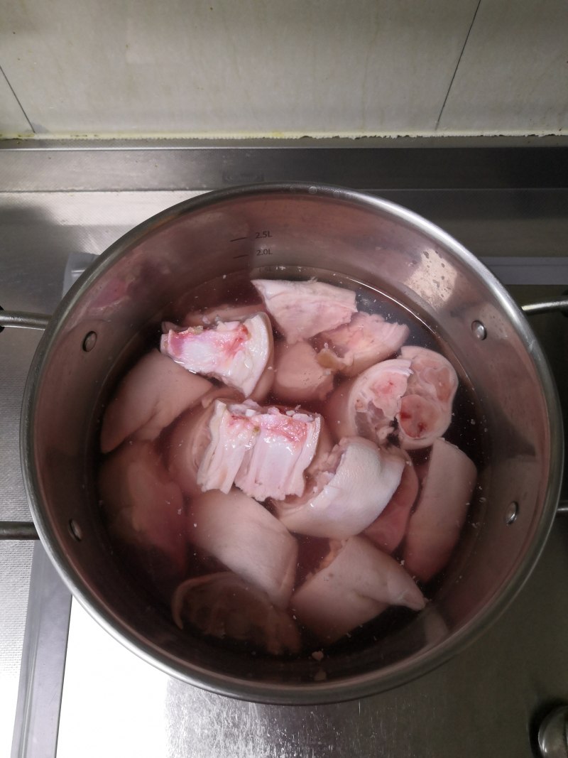 Steps for Cooking Pork Trotters Stewed with Chinese Yam